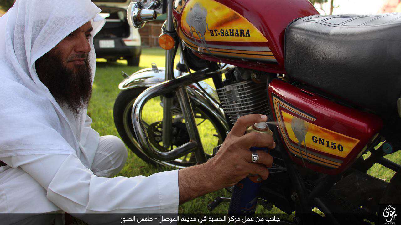 پاک کردن تصاویر حرام از موتور سیکلت ها توسط داعش!
